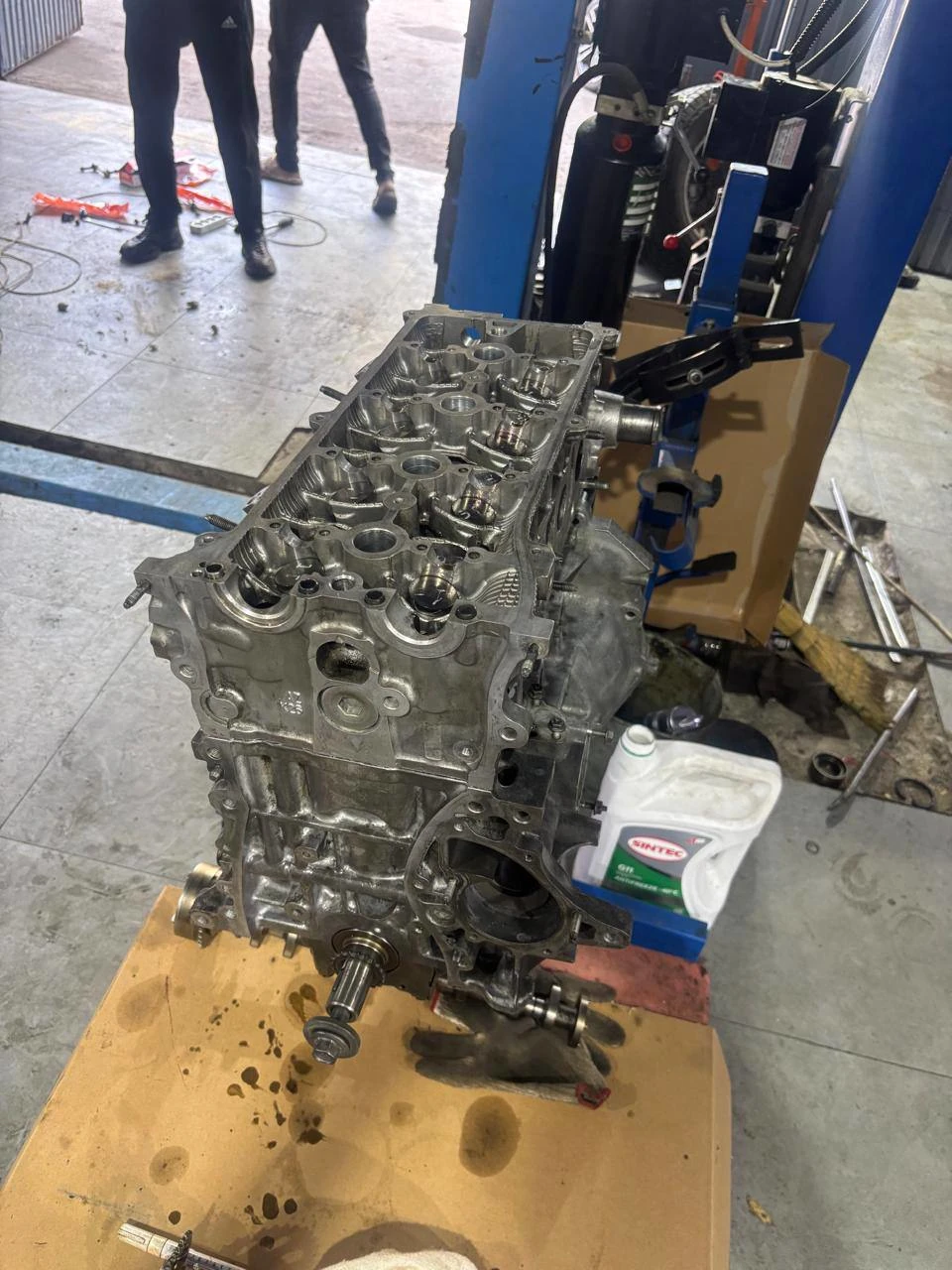 Разобранный контрактный двигатель Toyota 2AZ-FE со снятой ГБЦ на подъёмнике в СТО Auto-Pro Алматы