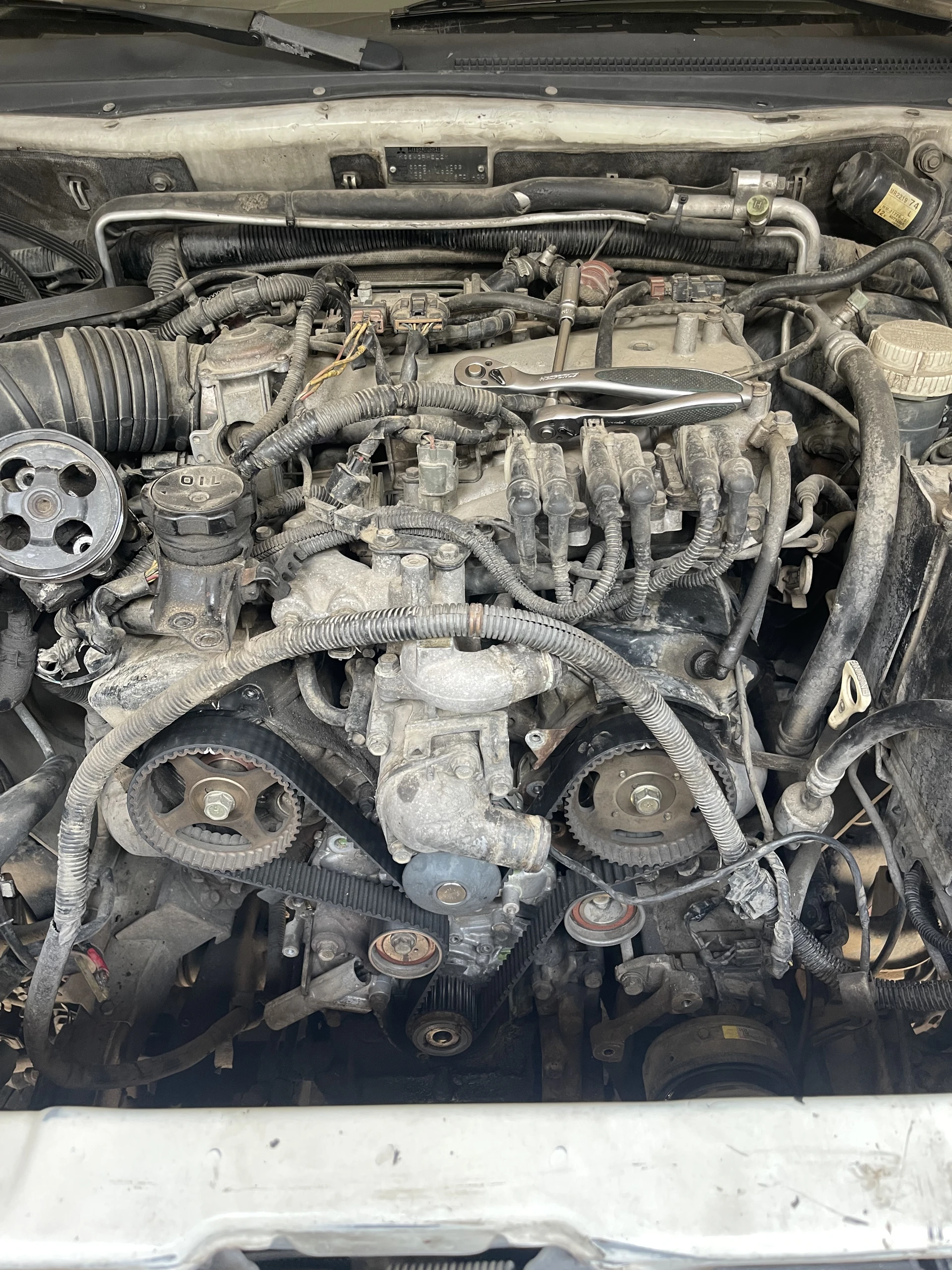 Подкапотное пространство Mitsubishi Montero Sport с мотором 6G72 на диагностике в Auto-Pro