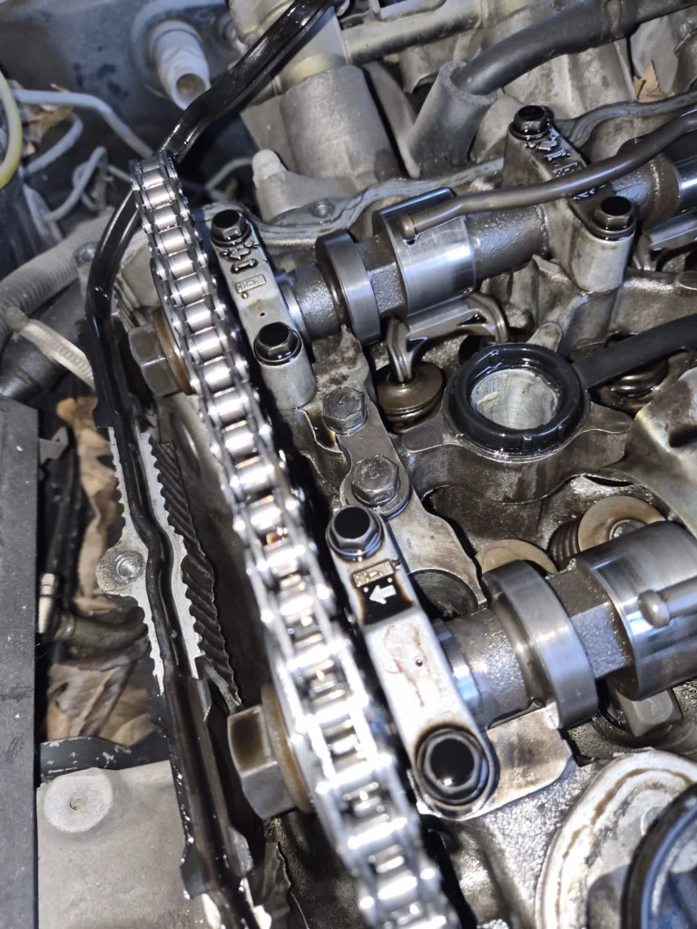 Снятая клапанная крышка Nissan SR20DE: цепь ГРМ и разрушенный верхний успокоитель между распредвалами